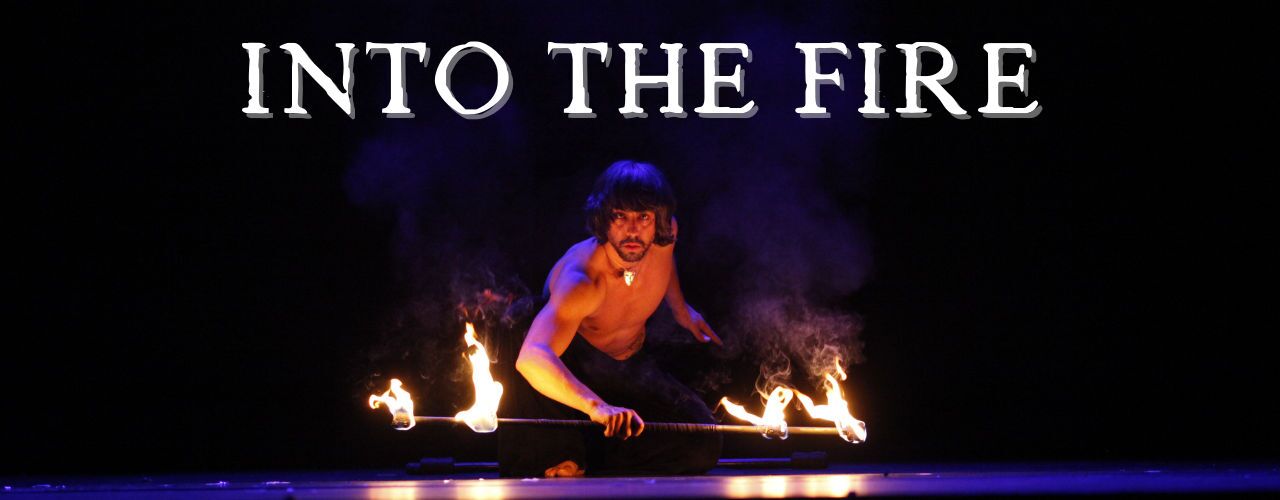 Into the fire Miguel Rubio, scène nocturne, jonglage avec du feu en couleurs vives